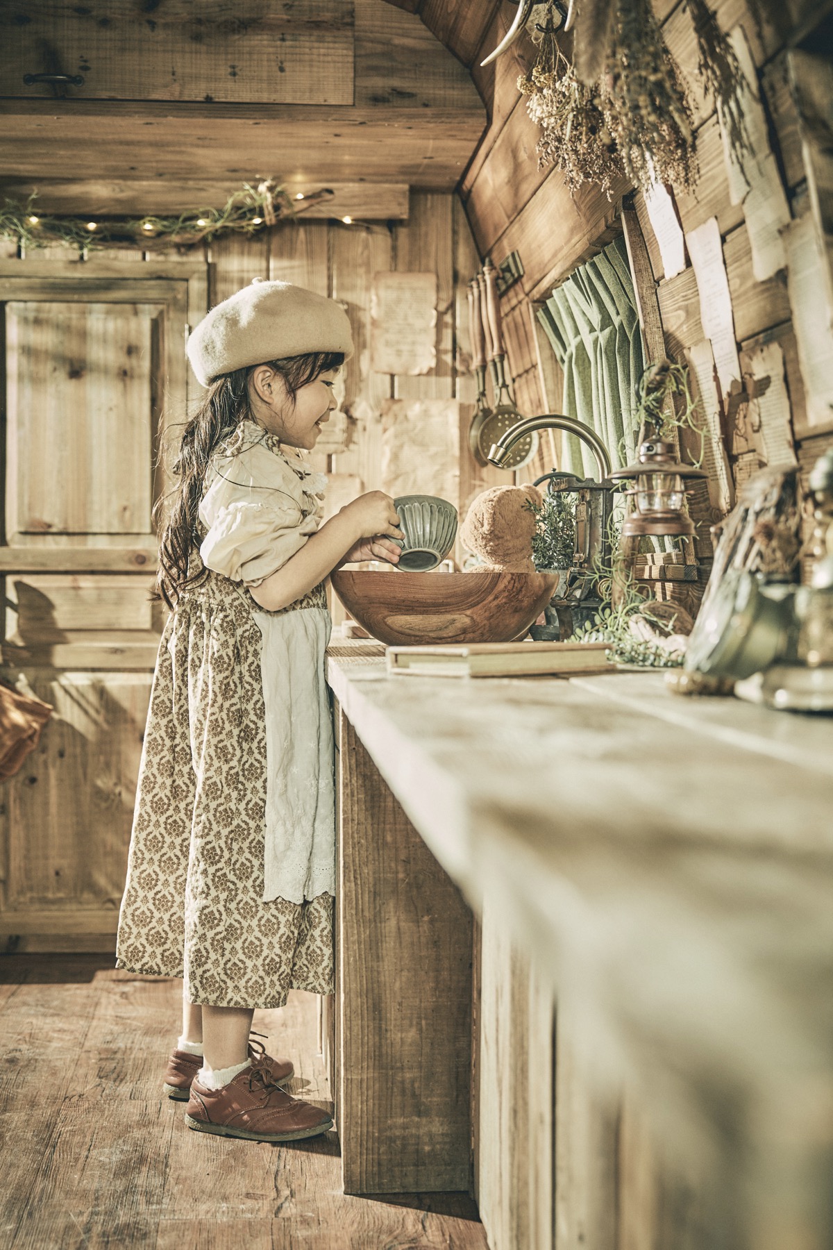 木のカウンターで撮影する子ども